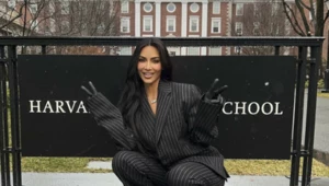 Kim Kardashian podbija Harvard. Na tę okazję wybrała garnitur polskiej projektantki