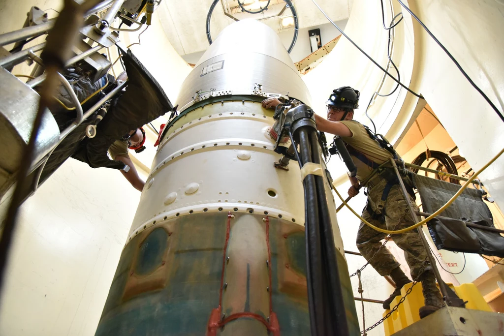 Technicy podczas prac w silosie międzykontynentalnego pocisku balistycznego (ICBM) 