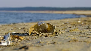 Śmieci na plaży to codzienność, którą trzeba zmienić