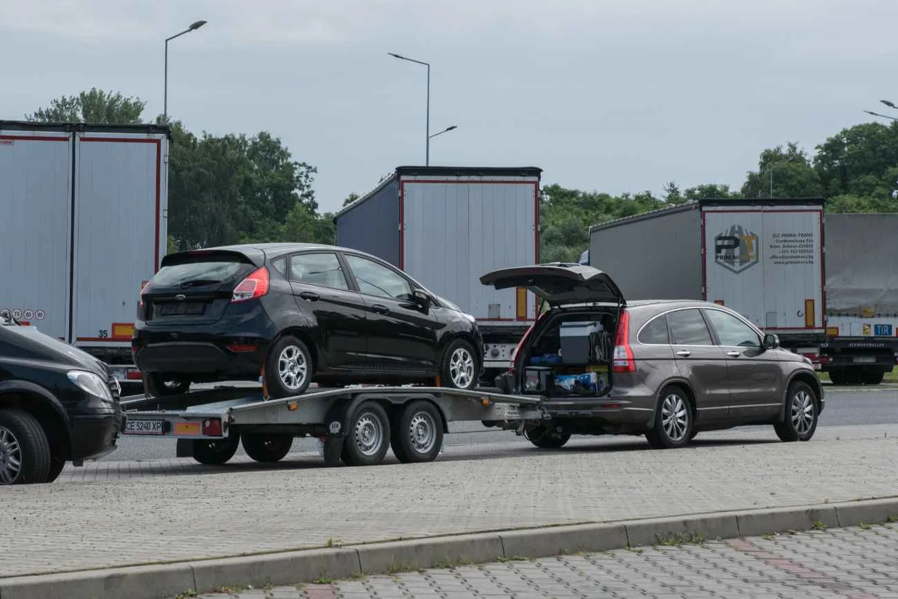 W tym przypadku kierowca prawdopodobnie zmieścił się w limicie DMC dla przyczepy ciężkiej - SUV Honda CR-V waży około 1600 kg, Ford Fiesta na lawecie to kolejne około 1100 kg, a sama laweta waży około 600-700 kg. 