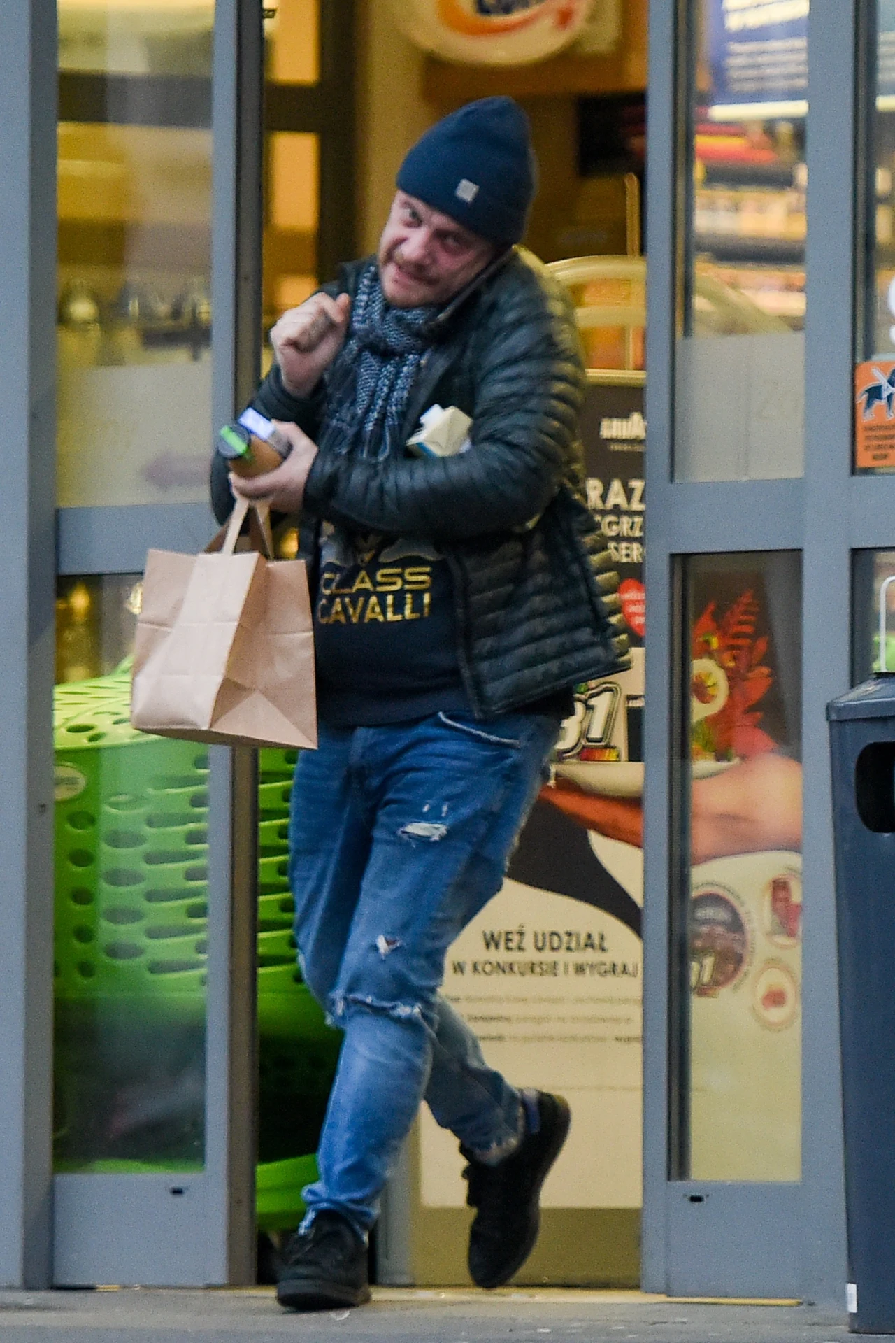 Bartosz Żukowski wychodzi ze sklepu Bartosz Żukowski wychodzi ze sklepu