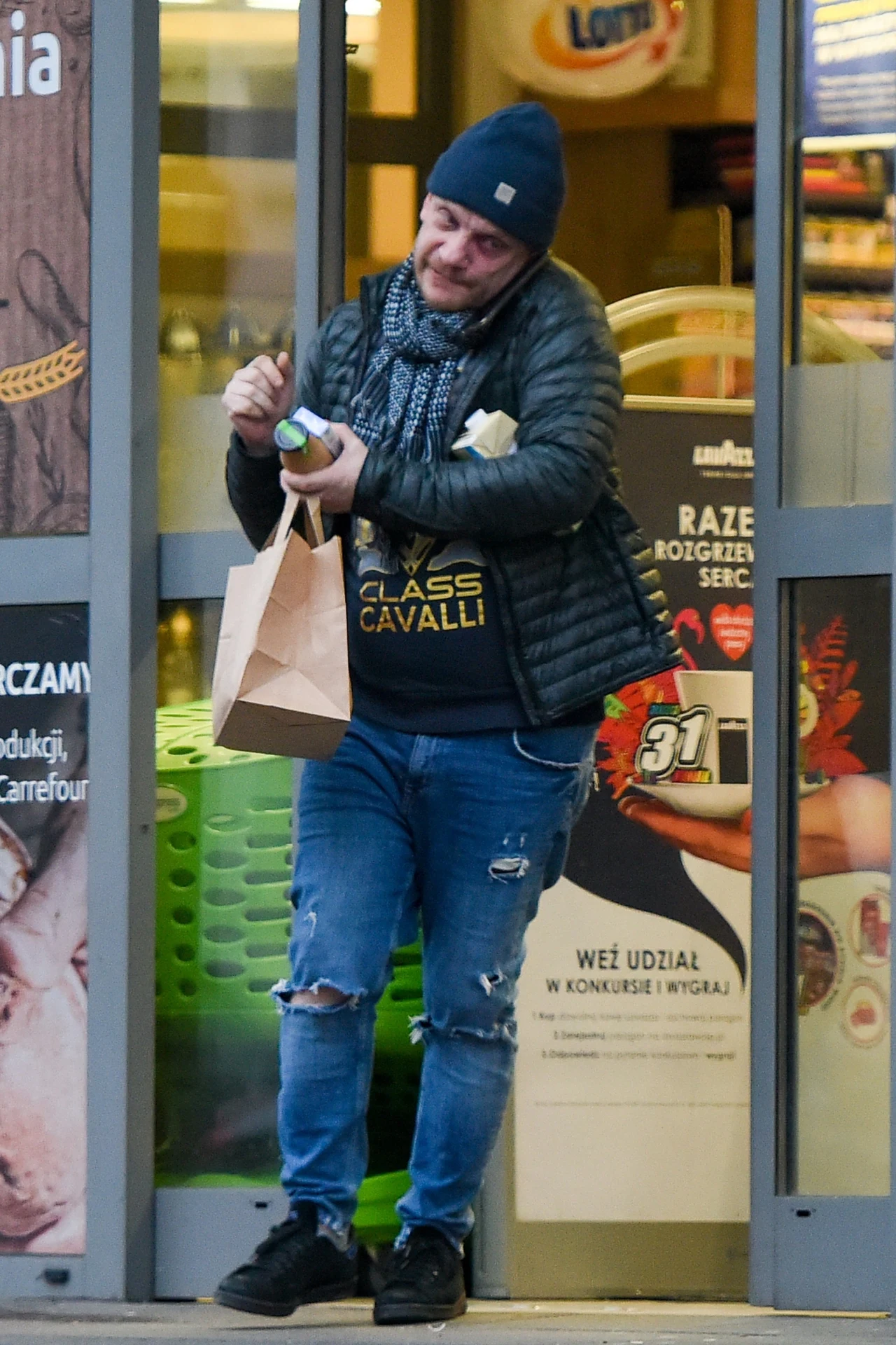 Bartosz Żukowski wychodzi ze sklepu Bartosz Żukowski wychodzi ze sklepu