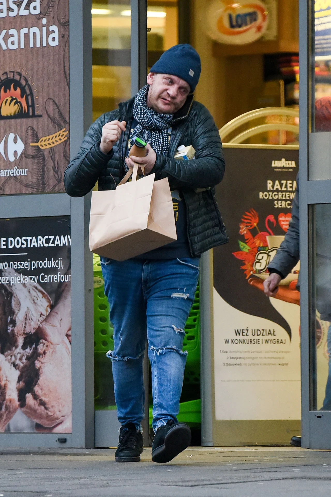 Bartosz Żukowski wychodzi ze sklepu Bartosz Żukowski wychodzi ze sklepu