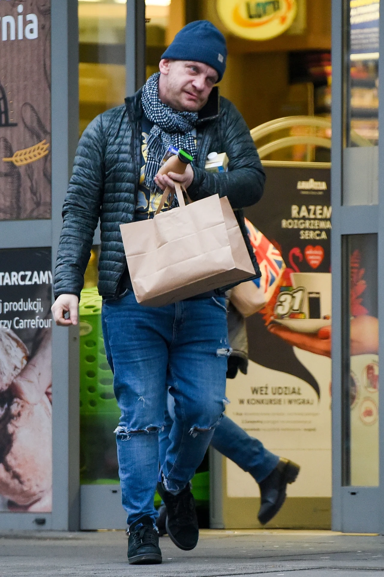 Bartosz Żukowski wychodzi ze sklepu Bartosz Żukowski wychodzi ze sklepu