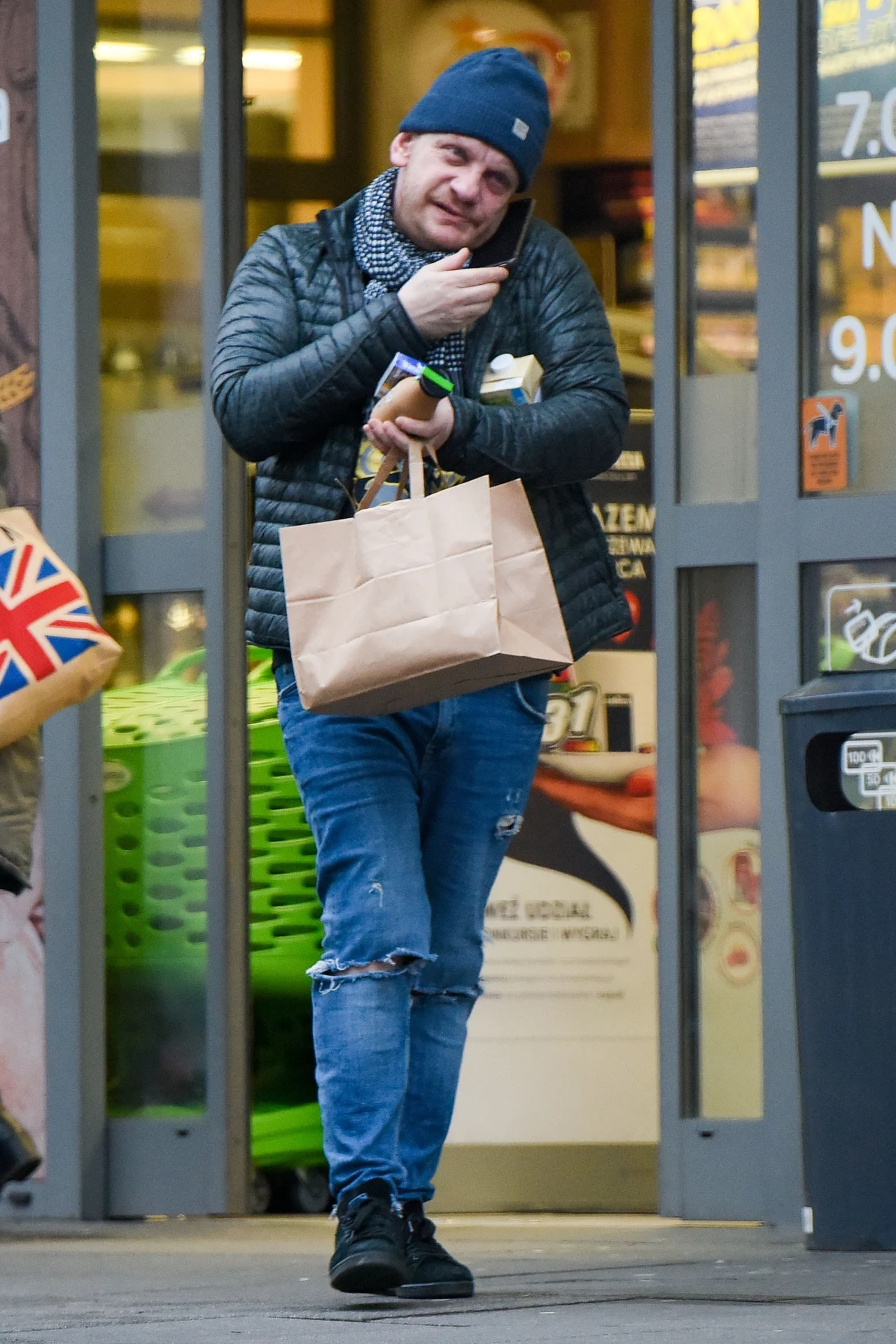 Bartosz Żukowski wychodzi ze sklepu Bartosz Żukowski wychodzi ze sklepu