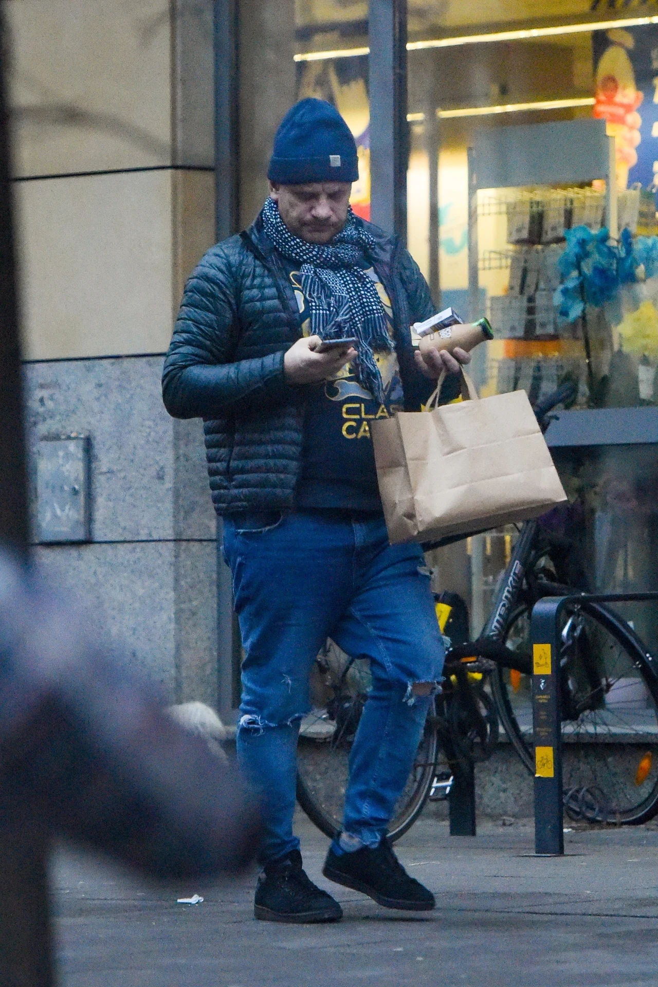 Bartosz Żukowski wychodzi ze sklepu Bartosz Żukowski wychodzi ze sklepu