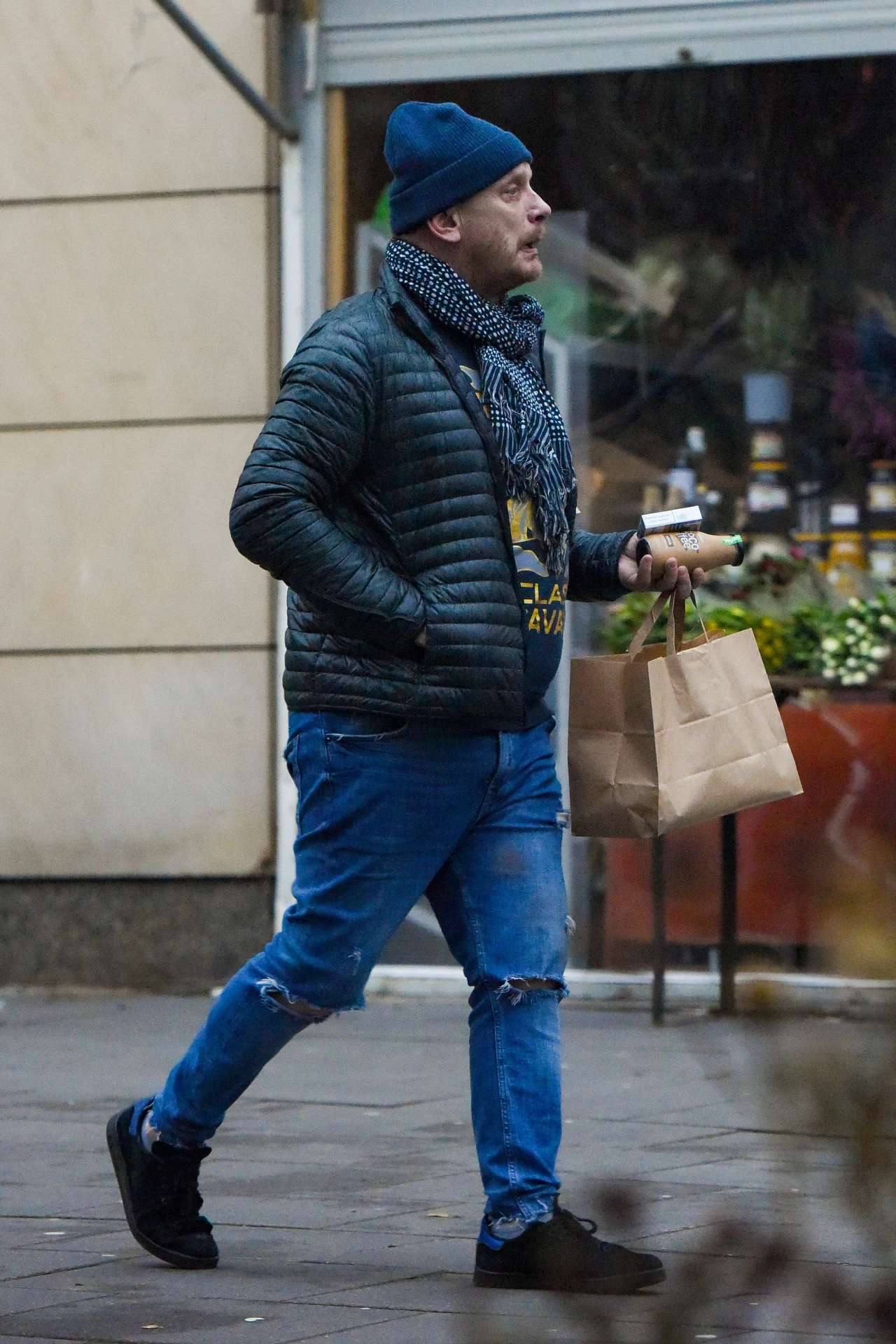 Bartosz Żukowski wychodzi ze sklepu Bartosz Żukowski wychodzi ze sklepu