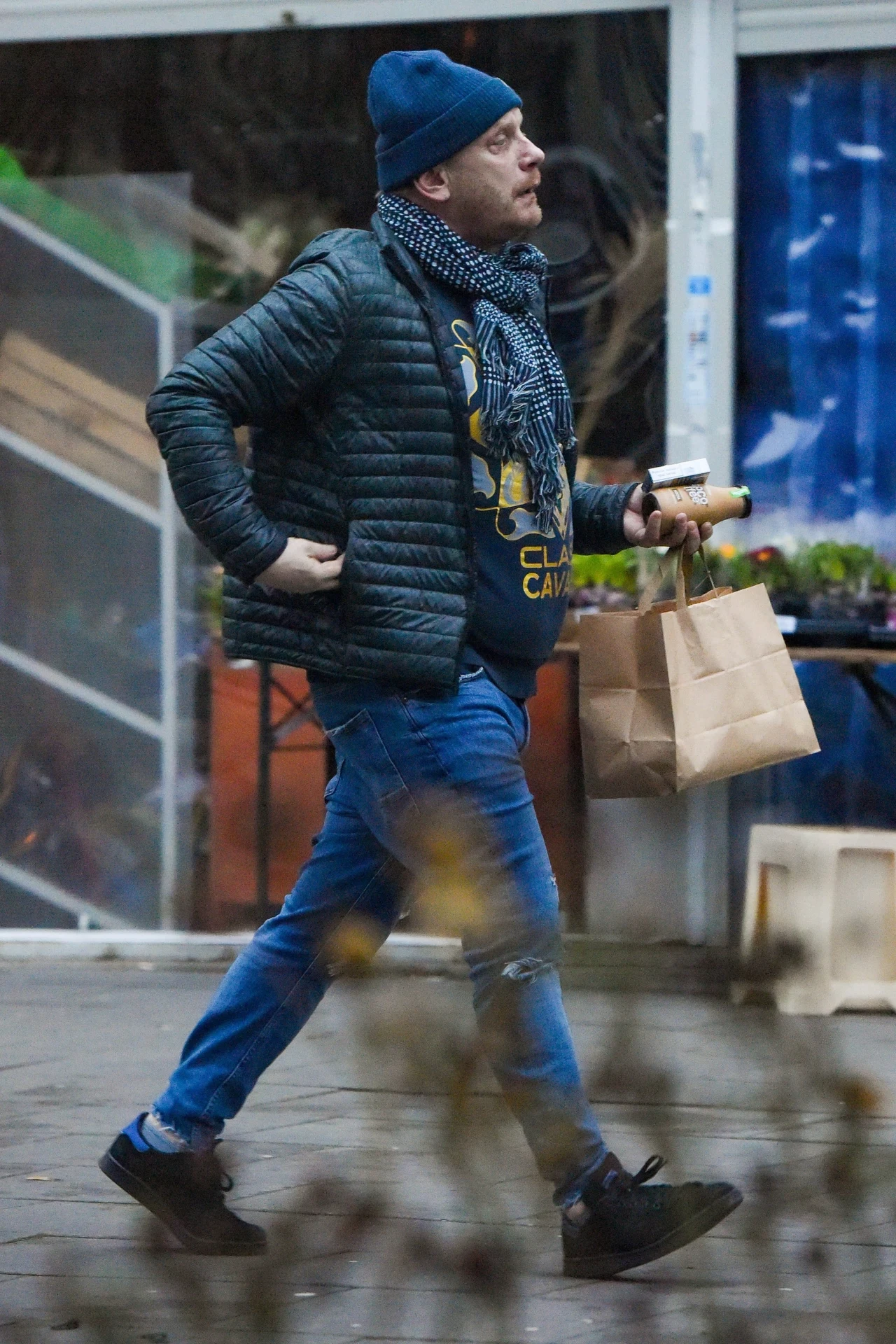 Bartosz Żukowski wychodzi ze sklepu Bartosz Żukowski wychodzi ze sklepu