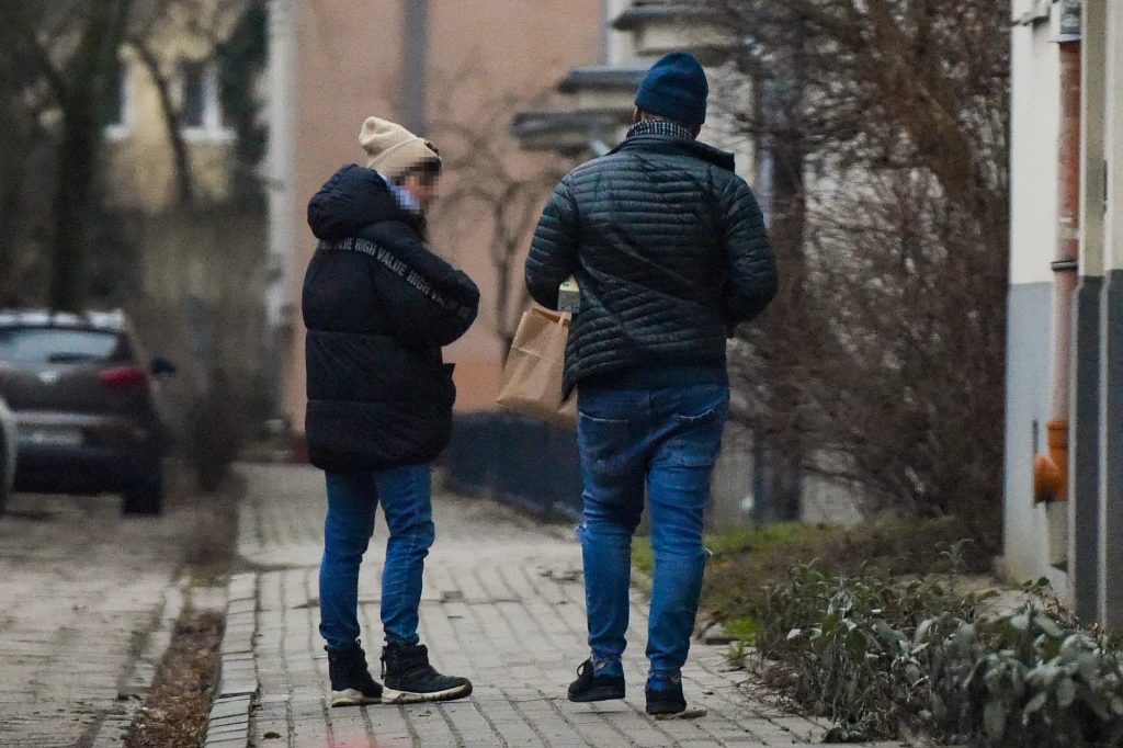 Bartosz Żukowski wraca do domu z partnerką Bartosz Żukowski wraca do domu z partnerką