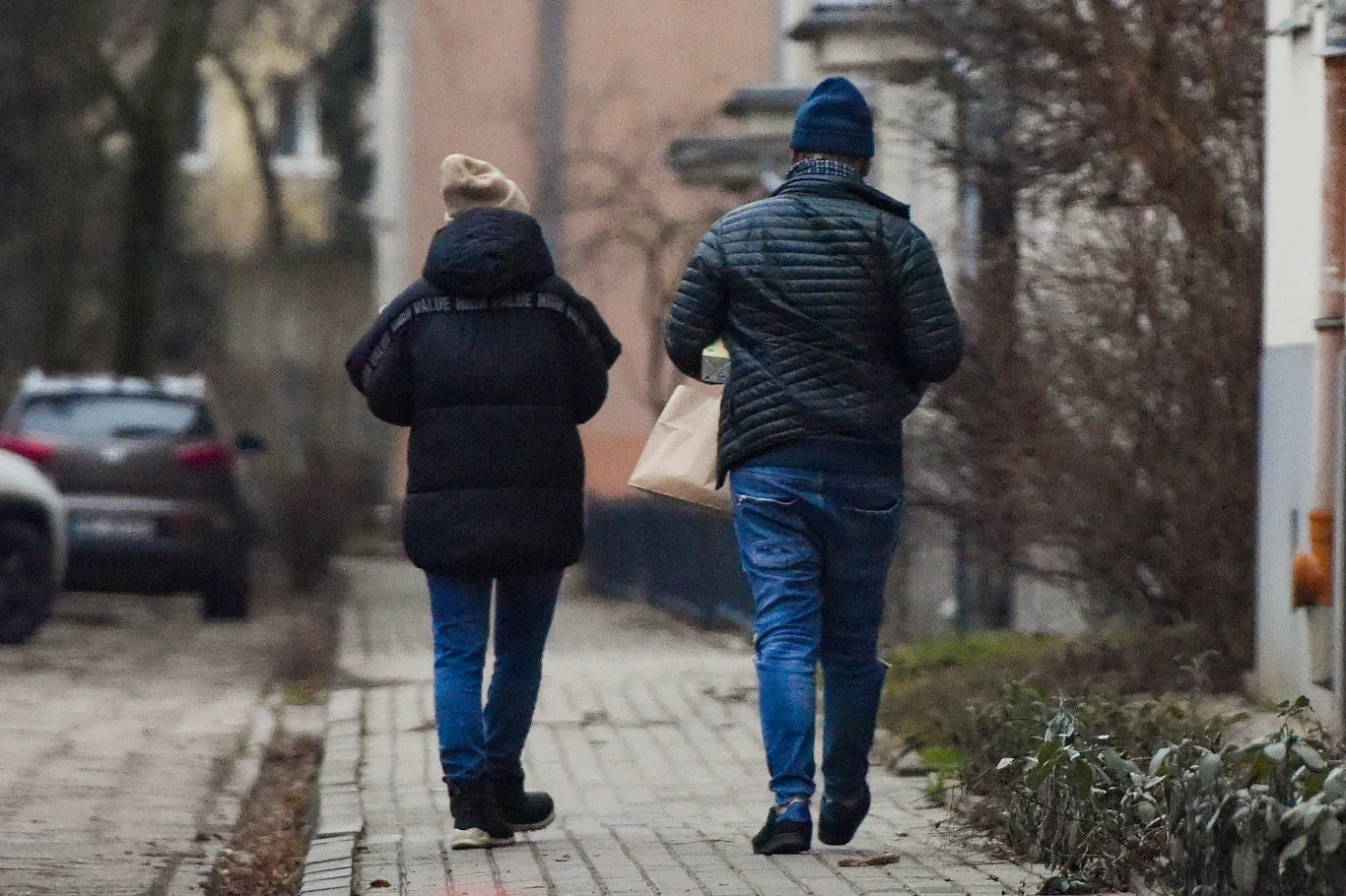 Bartosz Żukowski wraca do domu z partnerką Bartosz Żukowski wraca do domu z partnerką