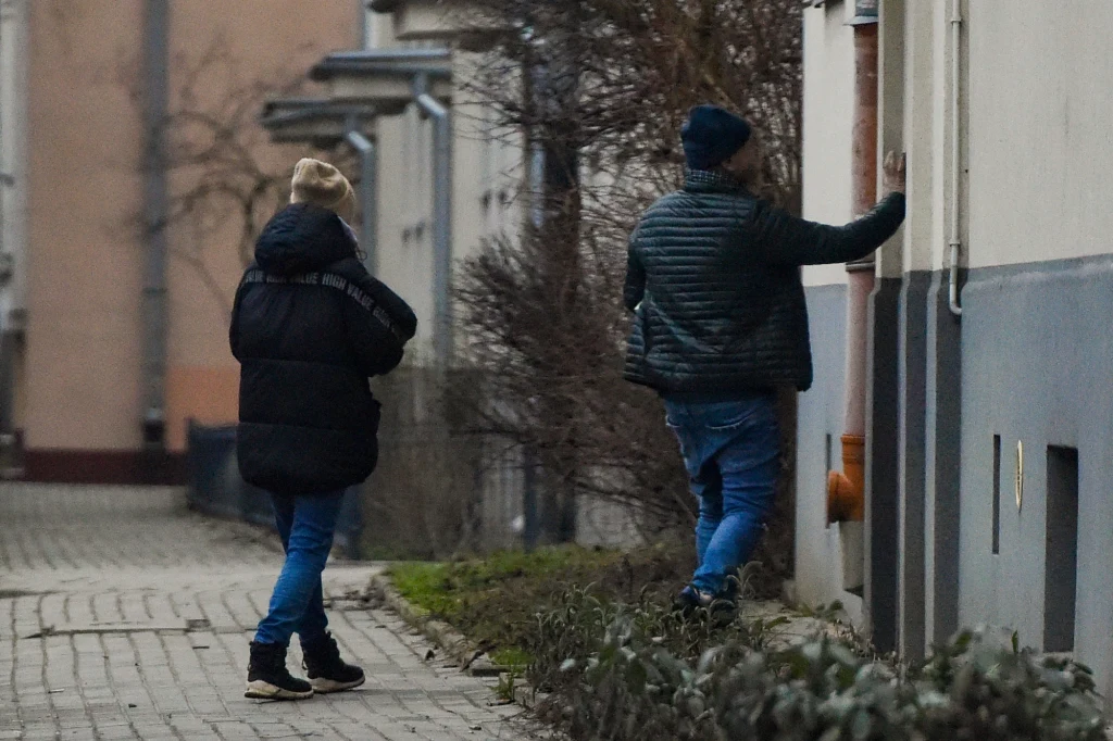 Bartosz Żukowski wraca do domu z partnerką Bartosz Żukowski wraca do domu z partnerką