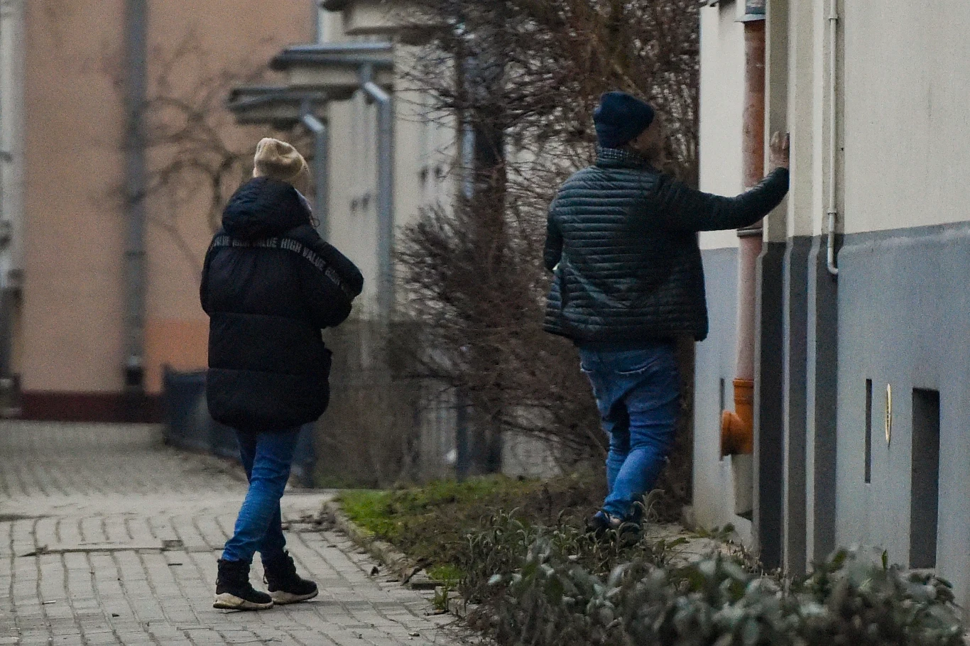 Bartosz Żukowski wraca do domu z partnerką Bartosz Żukowski wraca do domu z partnerką
