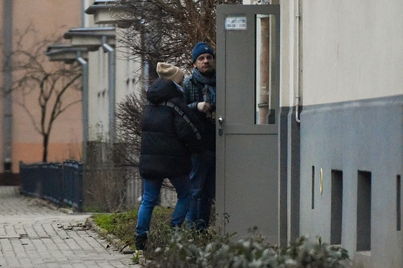 Bartosz Żukowski wraca do domu z partnerką Bartosz Żukowski wraca do domu z partnerką