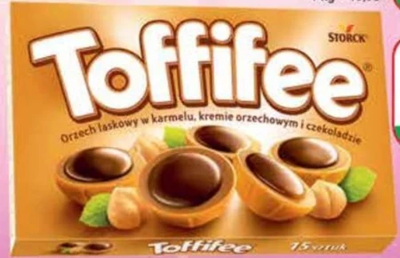 Toffifee Orzech laskowy w karmelu kremie orzechowym i czekoladzie 125 g (15 sztuk)