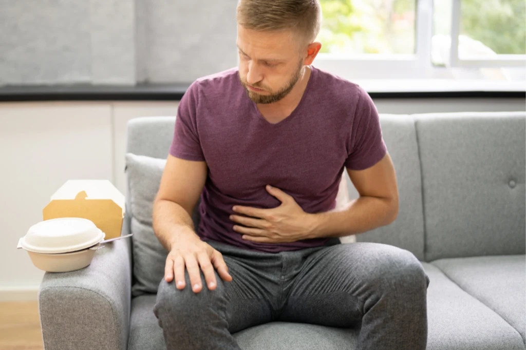 Nietolerancja pokarmowa objawia się bólem brzucha, nudnościami oraz wzdęciami na kilka godzin po spożyciu posiłku