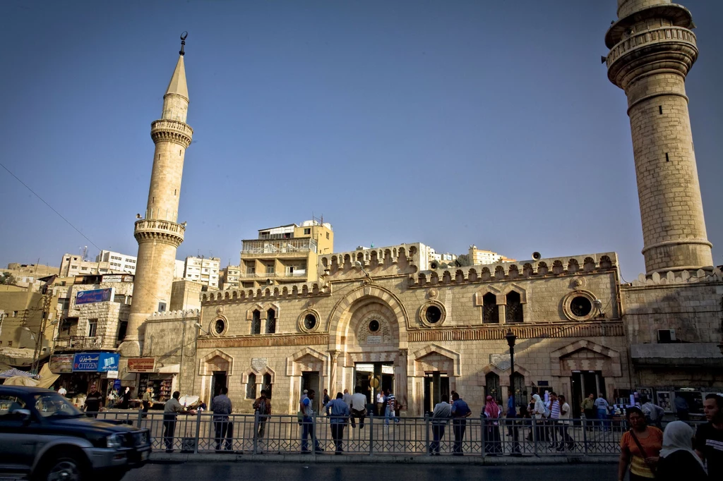 Stolicą Jordanii jest Amman. Lot do tego miasta z Polski wynosi niewiele ponad 3 godziny