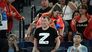 Kibic w koszulce z literą "Z" podczas meczu Novaka Djokovicia z Andriejem Rublowem
