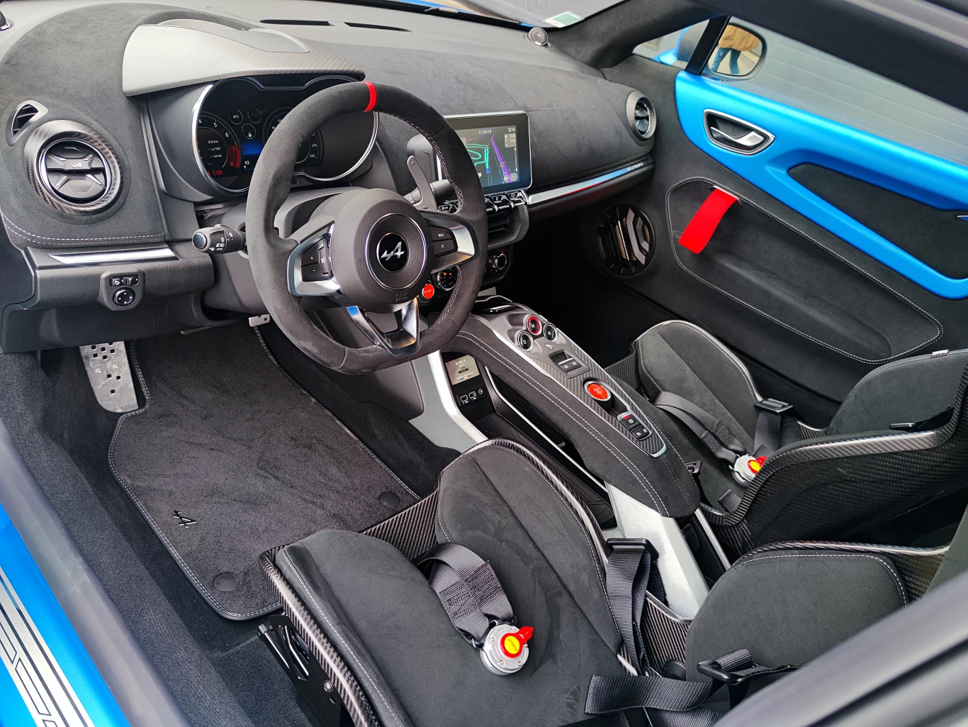 Wnętrze Alpine A 110 R łączy sportowe zacięcie z komfortem Wnętrze Alpine A 110 R łączy sportowe zacięcie z komfortem