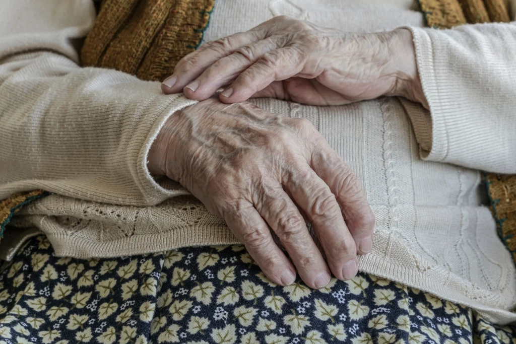 Zespół kruchości charakteryzuje się m.in. spowolnieniem i osłabieniem