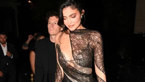 Kylie Jenner bez bielizny eksponuje ściśnięty pasami biust. “Takie same sprzączki ma mój pies w obroży”