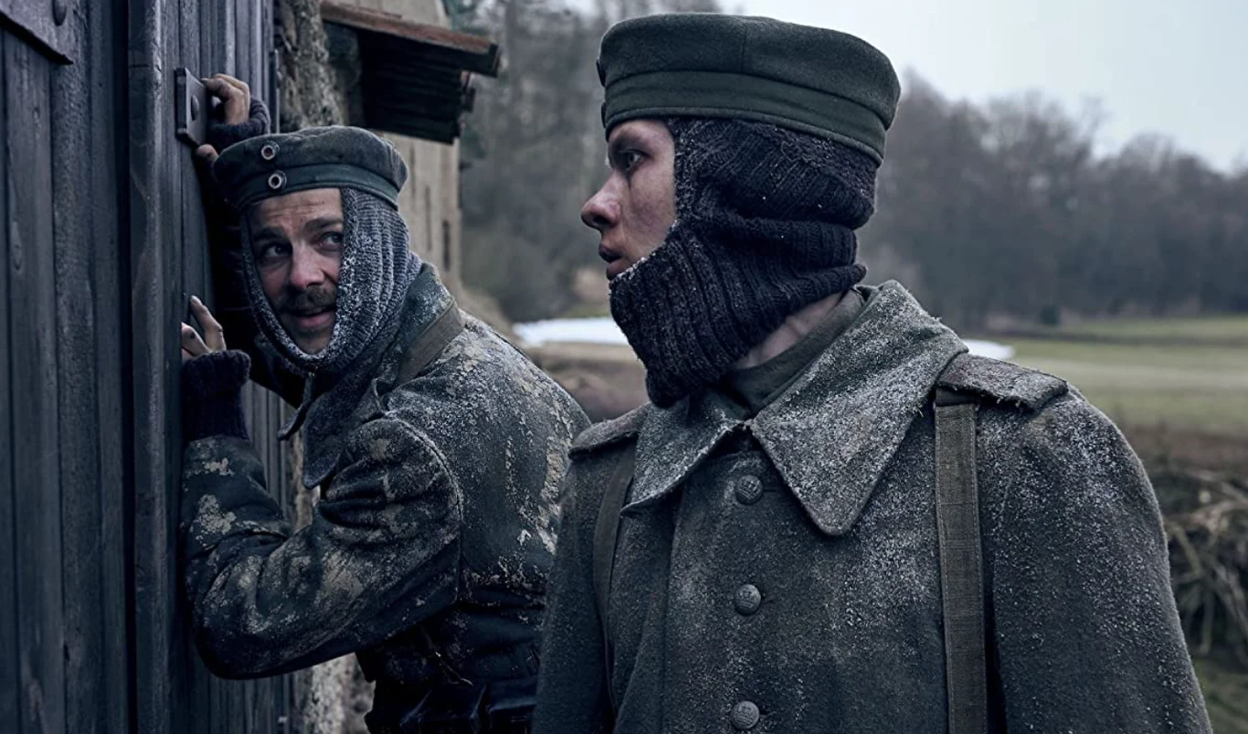 Albrecht Schuch i Felix Kammerer w filmie "Na Zachodzie bez zmian"