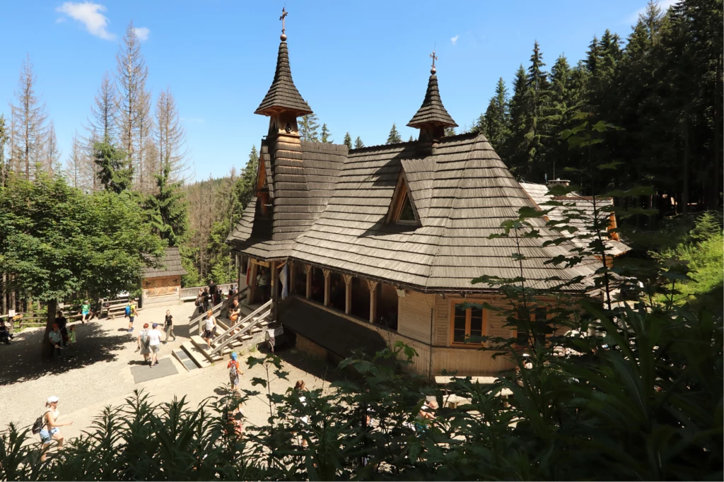 Obecnie Sanktuarium Matki Bożej Jaworzyńskiej Królowej Tatr to drewniany budynek z kamienną podmurówką