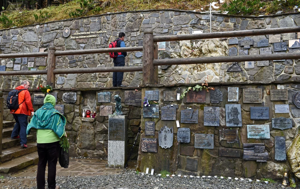 Wokół kaplicy widnieją tablice z nazwiskami osób, które zaginęły w górach, a ich ciał nigdy nie odnaleziono