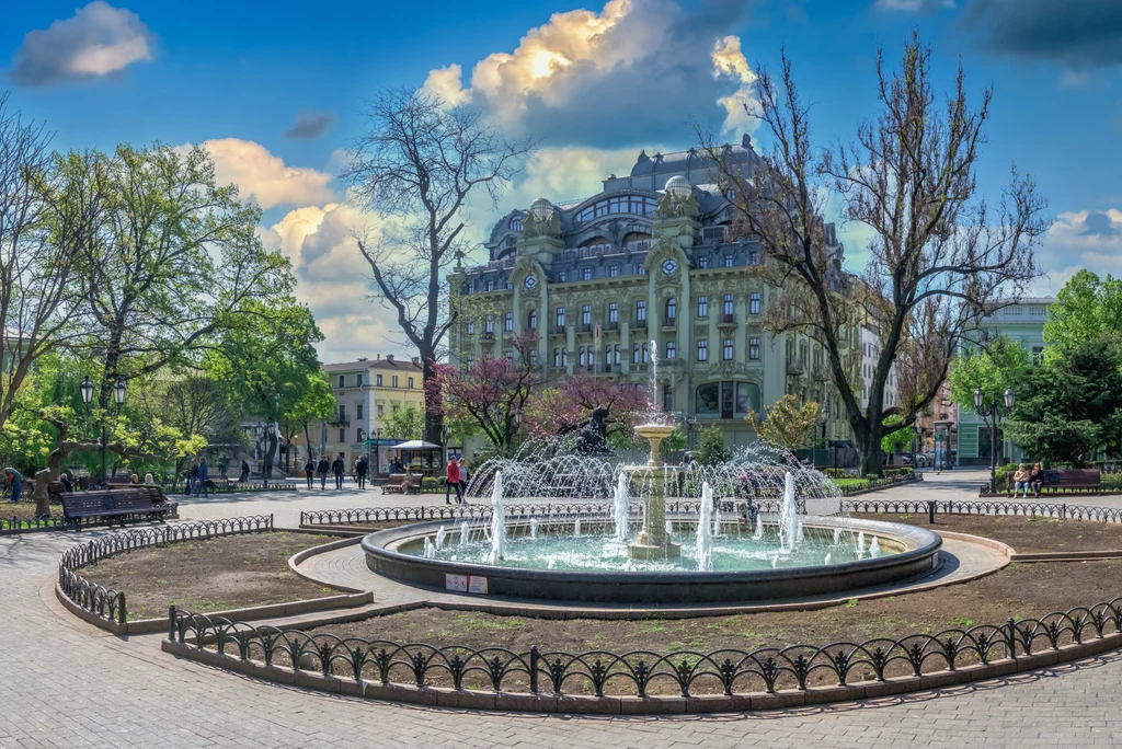 Fontanna w ogrodzie miejskim w Odessie podczas wojny na Ukrainie w słoneczny wiosenny dzień, 06.05.2022