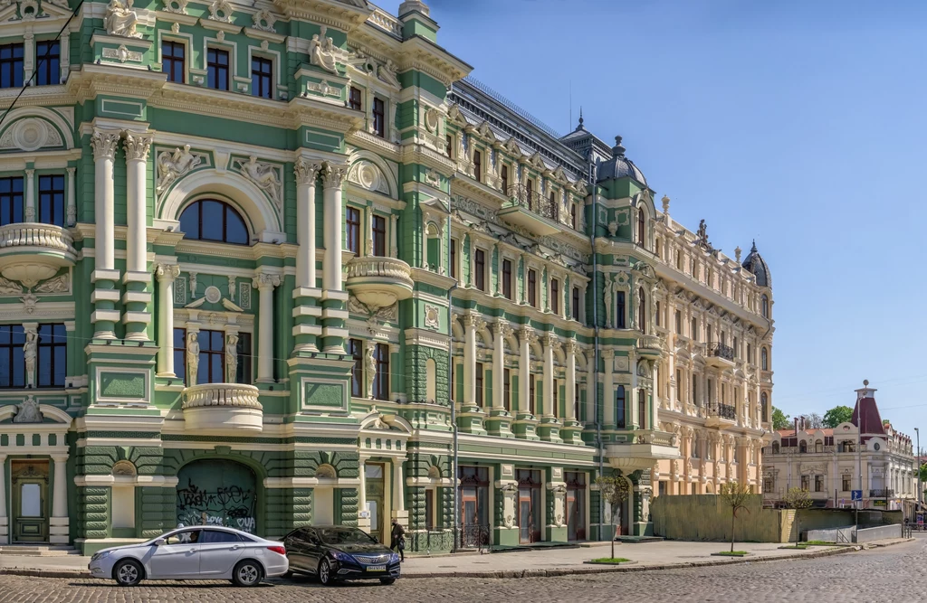 Dom Russowa w Odessie na Ukrainie w słoneczny wiosenny dzień, 06.05.2022 r.