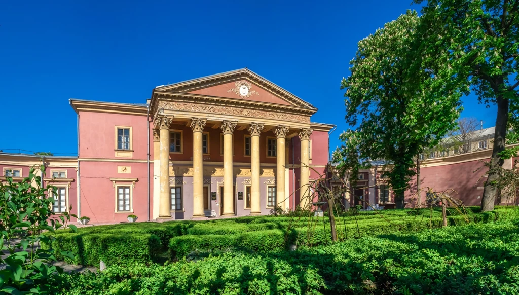 Muzeum Sztuki w Odessie na Ukrainie w słoneczny wiosenny dzień. Jedna z głównych galerii sztuki w mieście, 03.05.2020 r.