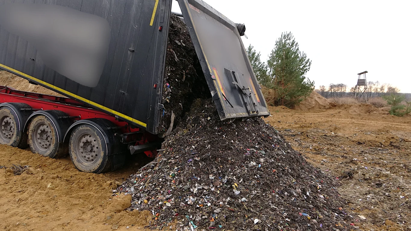 Uzyskane pozwolenia zezwalają na deponowanie na terenie byłej kopalni żwiru i piasku jedynie minerałów. Tymczasem przestępcy chcieli wyrzucić tam 30 ton śmieci pochodzących z domostw 
