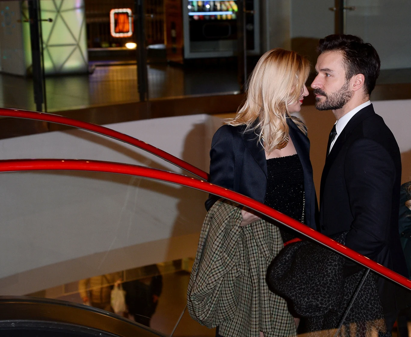 Piotr Stramowski z tajemnicza blondynką. Piotr Stramowski z tajemnicza blondynką.