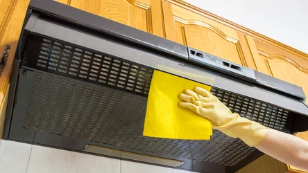 Jak wyczyścić brudny okap kuchenny? Może ci w tym pomóc popularny napój gazowany. 