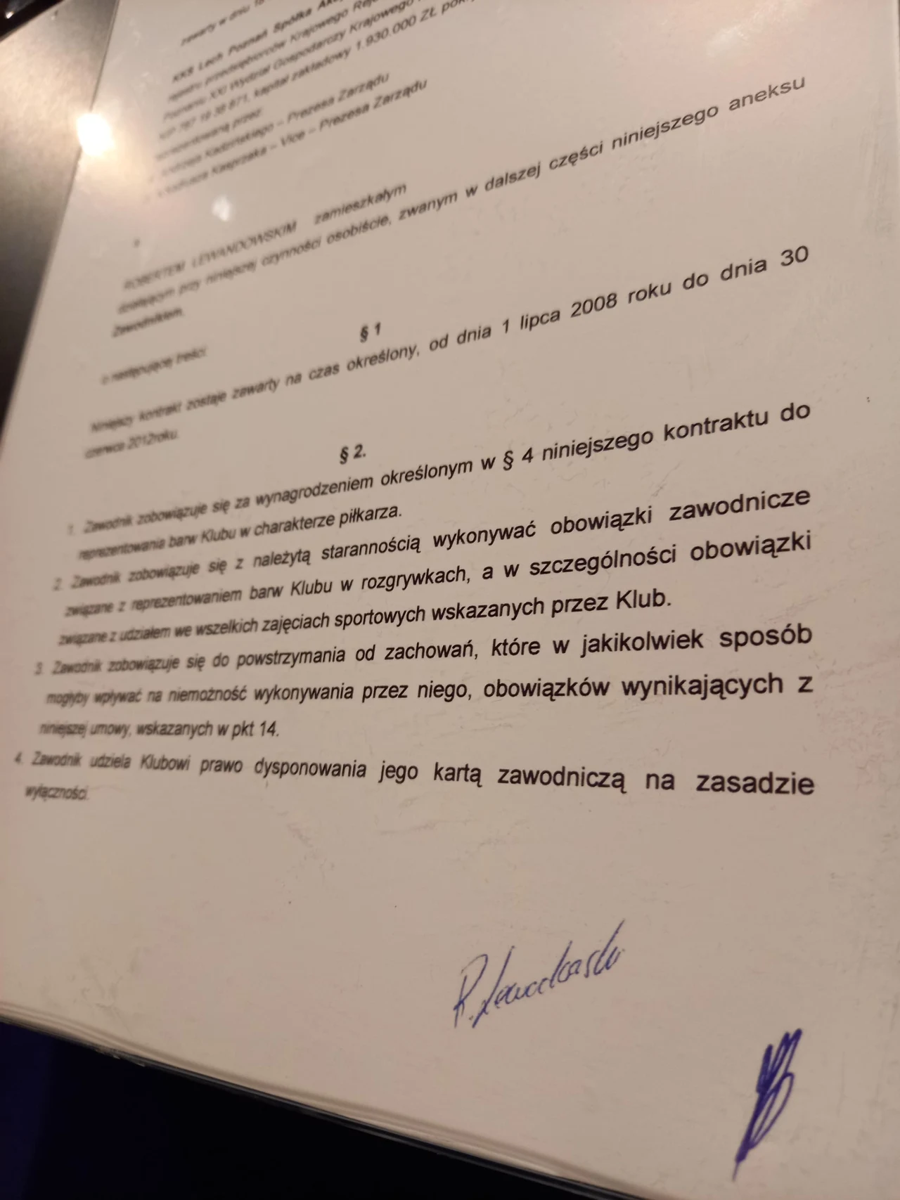 Fragment umowy Roberta Lewandowskiego z Lechem Poznań w muzeum Lecha Poznań