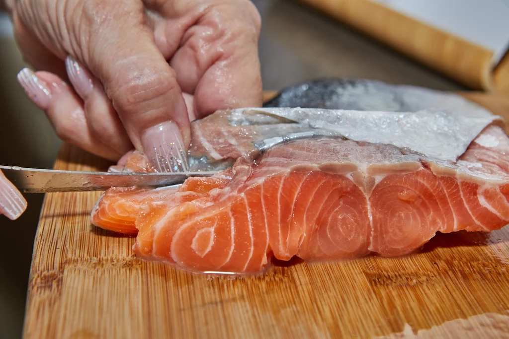 Rybia skóra jest m.in. źródłem białka. Nie warto się jej pozbywać