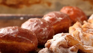 Tłusty czwartek 2023. Kiedy świętować? Jak dużo zapłacimy za pączki i faworki?