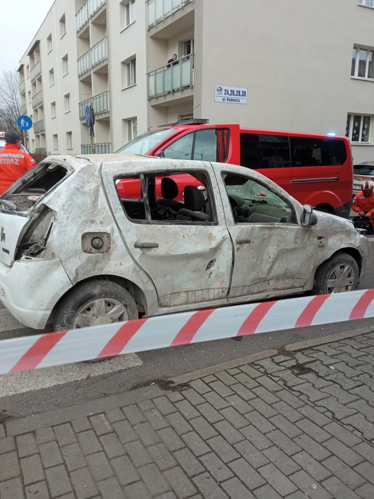 W wyniku wybuchu uszkodzony zostały także zaparkowane w okolicy samochody