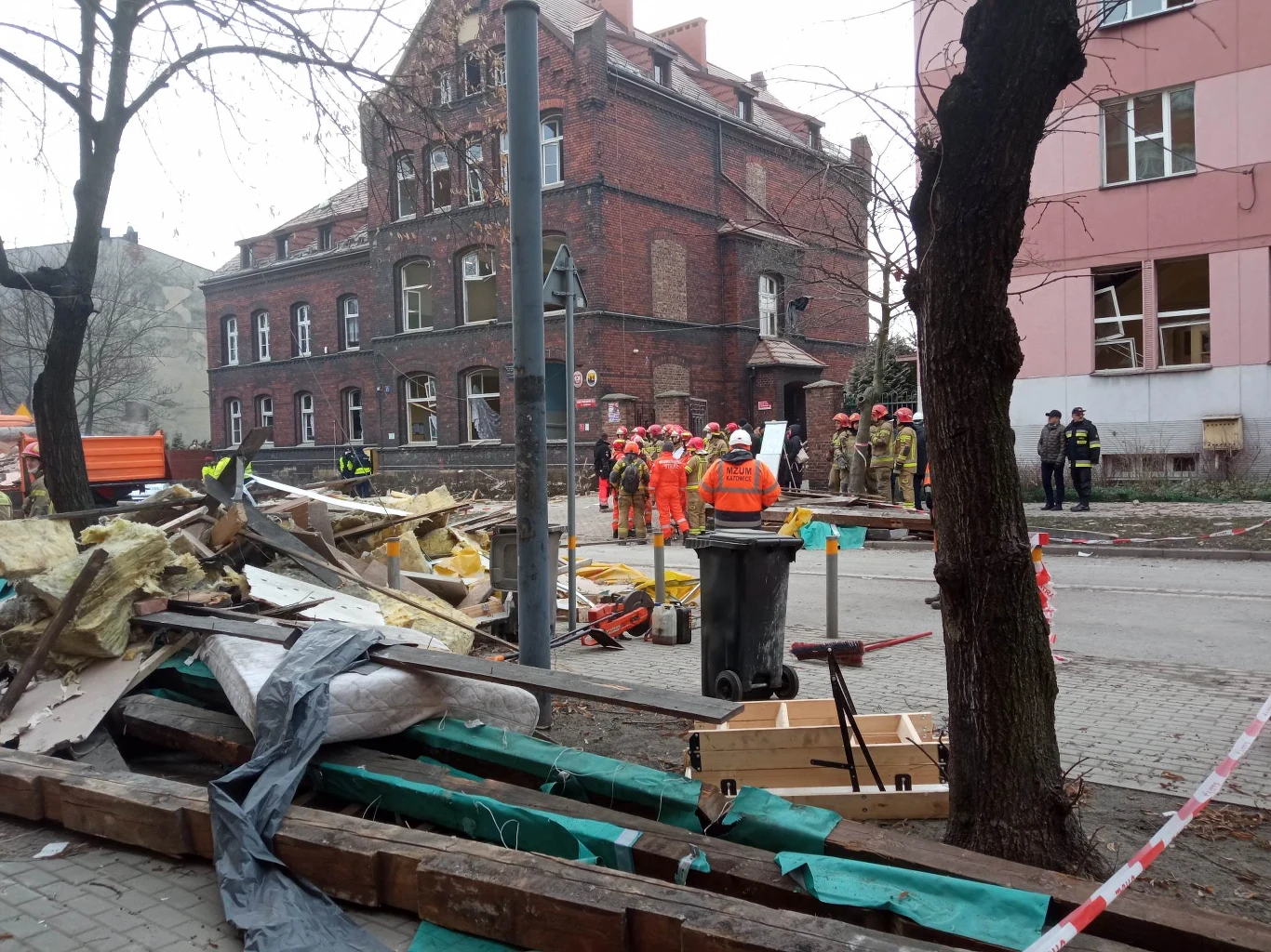 W okolicznych szkołach z okien wyleciały szyby