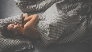 Budzenie się o wcześniejszej porze pomaga zapobiegać depresji - wskazują naukowcy