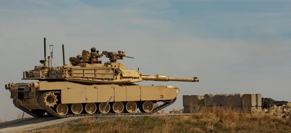 M1A2 Abrams jest wyposażony w bardziej rozwiniętą optykę i systemu komunikacji, pozwalając na sprawniejsze rozeznanie w sytuacji bitwy