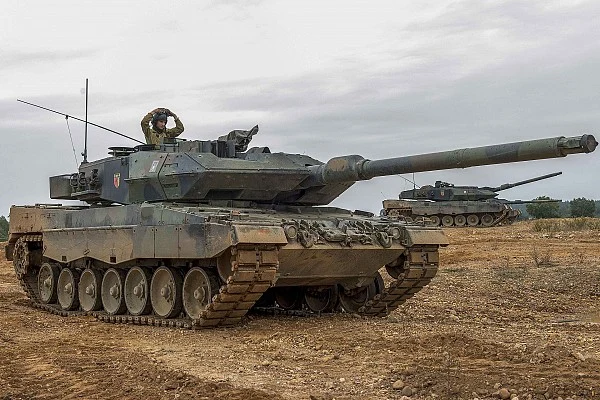 Armatę Rh-120 L\55 opracowano specjalnie do niszczenia m.in. czołgów T-80, z których T-90 bierze pancerz