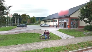 Market w Radkowie, przed którym doszło do dramatycznego incydentu