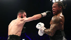 Artur Beterbijew (z lewej) trafia Anthony'ego Yarde