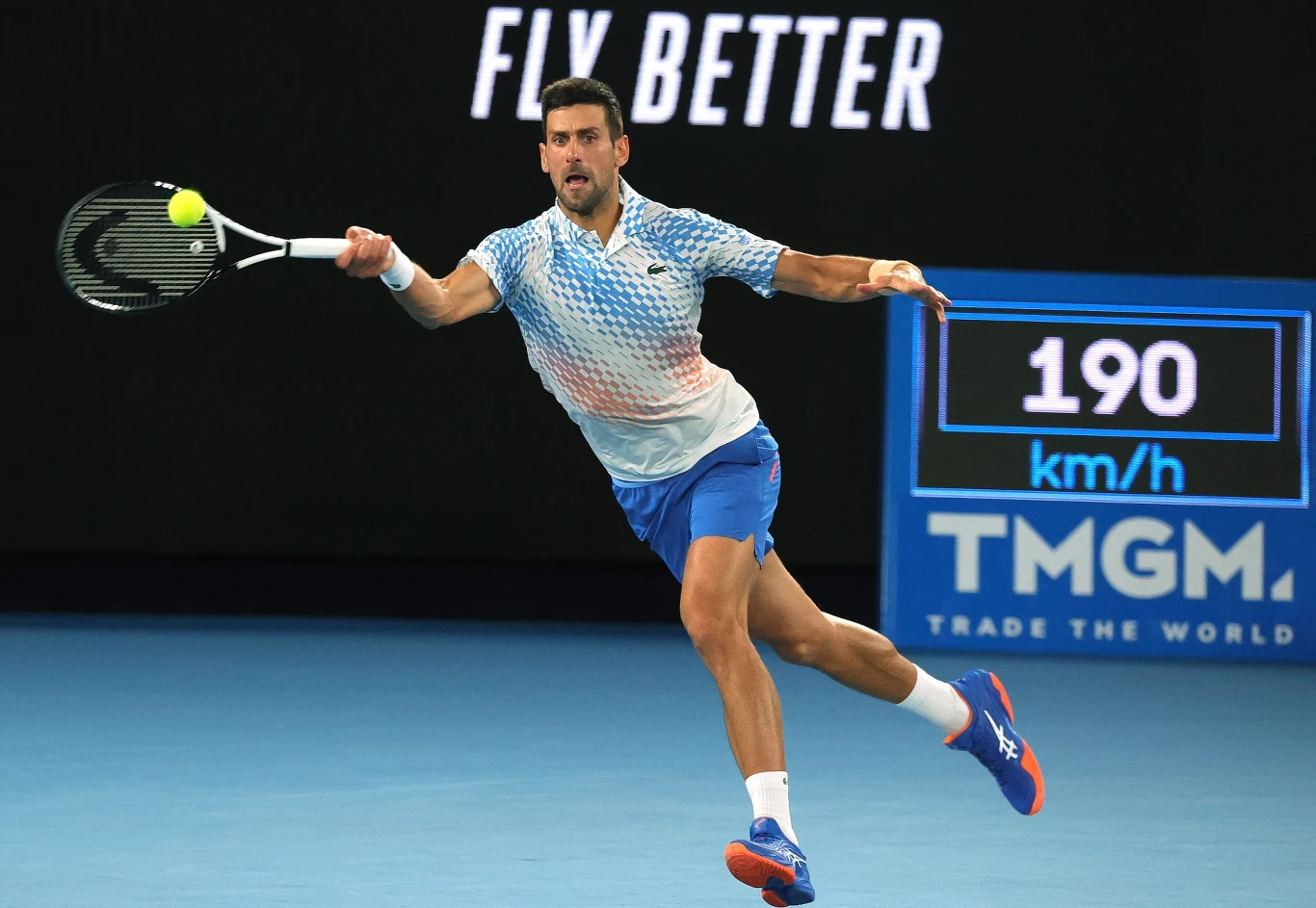 Novak Djoković w trakcie finałowego meczu ze Stefanosem Tsitsipasem Novak Djoković w trakcie finałowego meczu ze Stefanosem Tsitsipasem