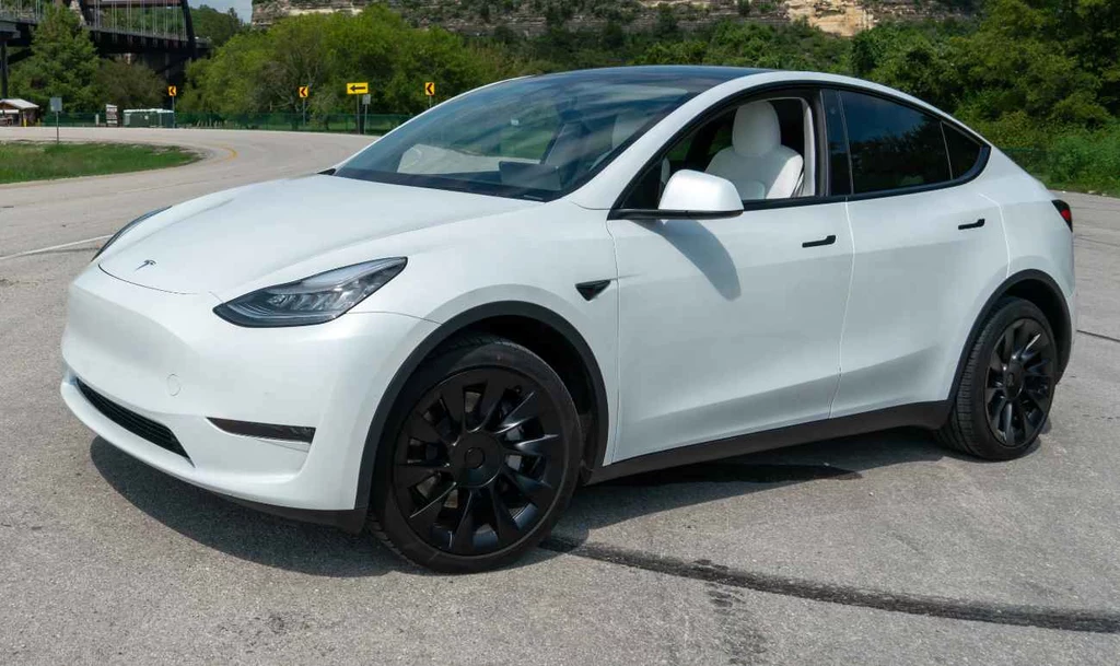 Teoretycznie Tesla Model Y może przejechać na jednym ładowaniu niemal 520 km