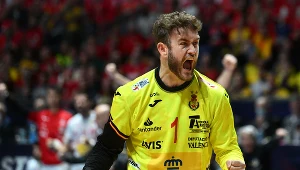 Radość Gonzalo Pereza de Vargasa. Nie bronił w starciu o brąz wyśmienicie, ale w końcówce obronił kluczowy rzut karny Niclasa Ekberga 