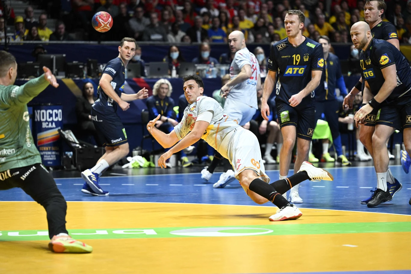 Adrià Figueras, obrotowy Hiszpanów, zaliczył kapitalny występ: oddał dziewięć rzutów, zdobył dziewięć bramek Adrià Figueras, obrotowy Hiszpanów, zaliczył kapitalny występ: oddał dziewięć rzutów, zdobył dziewięć bramek
