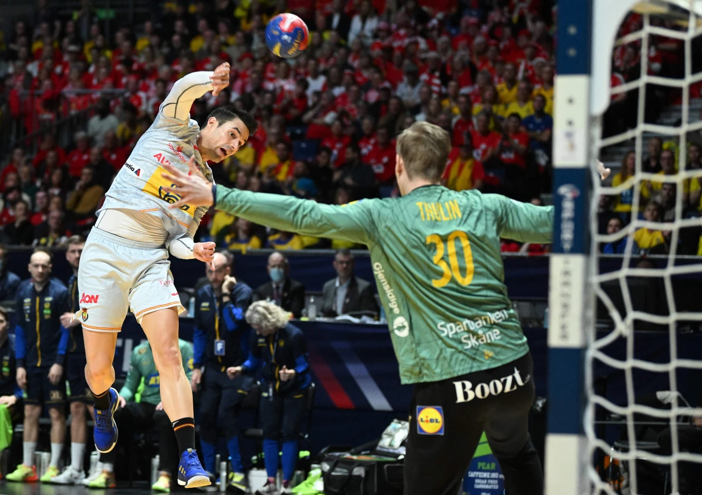 Tobias Thulin pojawił się w bramce Szwedów w 15. minucie - także dzięki niemu gospodarze mundialu odskoczyli na cztery trafienia Tobias Thulin pojawił się w bramce Szwedów w 15. minucie - także dzięki niemu gospodarze mundialu odskoczyli na cztery trafienia