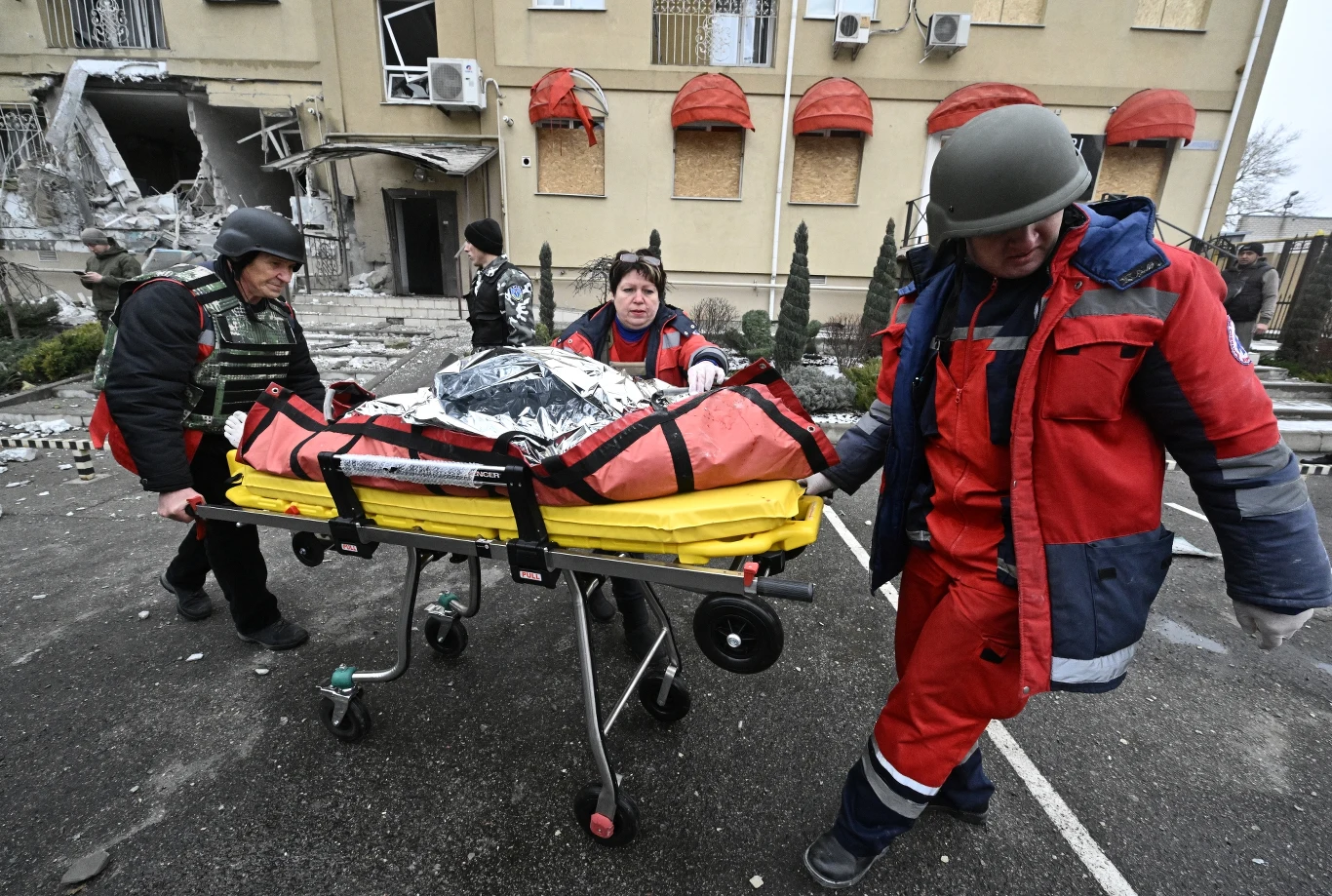 Medycy przewożą ofiarę rosyjskiego ostrzału Chersonia Medycy przewożą ofiarę rosyjskiego ostrzału Chersonia