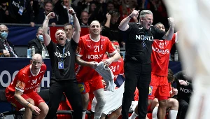 Radość duńskiej ławki po ostatniej syrenie. Trzeci z rzędu tytuł mistrzów świata właśnie stał się faktem!